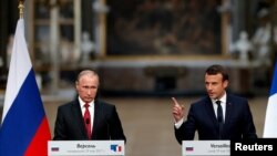 Presidenti rus, vladimir Putin dhe ai i Francës, Emmanuel Macron, gjatë një konference të përbashkët për media. Foto nga arkivi 