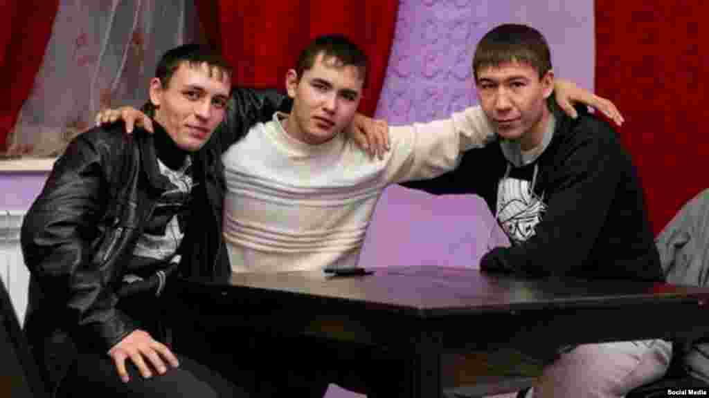 Азат Шәнгәрәев (уртада)