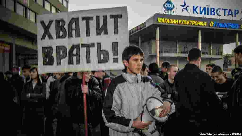 Miting Aqmescit merkezinde &quot;Passaj&quot; Tıcaret Merkiziniñ ögünde keçecek edi. Binanıñ divarında Kyivden Ukraina prezidenti Viktor Yüşçenkonıñ çıqışını büyük ekranda yayınlamağa niyetlene ediler. Amma biraz evelce bu yerni yüzge yaqın Qırımdaki Ukraina Kommustler Partiyasınıñ tarafdarları, &quot;Qırım sovet zabitleriniñ birligi&quot; ve &quot;Qırım komsomolcıları&quot; teşkilâtlarınıñ vekilleri qaplap aldı. Olar megafon ve &quot;Yalan aytmağa yeter!&quot; yazısını ketirdi. Alıp qoyulğan taşnı yerine qaytarmağance, olar miting keçirmesine imkân bermezler dep beyan ettiler.&nbsp;