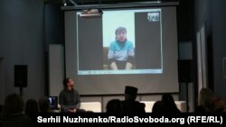 Алие Дегерменджи по видеосвязи расказывает о состоянии здоровья мужа, Бекира Дегерменджи, Киев, 20 декабря 2017 год 
