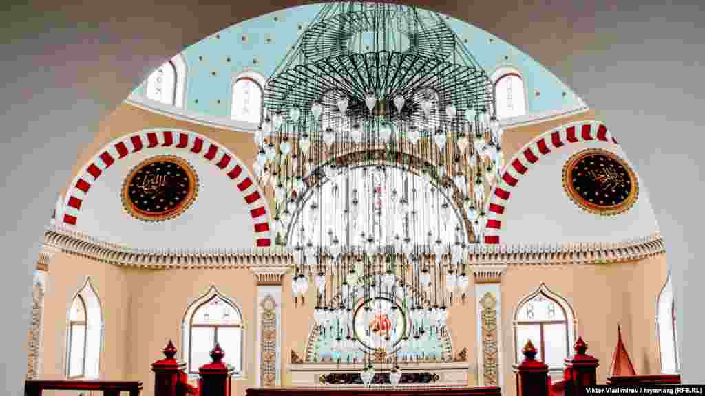 Еще одно украшение мечети ‒ огромная люстра