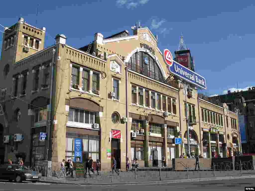 Ukraine -- merket (bazar) "Besarabsky" in the center of Kyiv, 30May2008 - БесарабкаЦентральний ринок Києва. Відповідно – найдорожчий, це ж Хрещатик! Обов’язкове місце для відвідування іноземцями. Це також популярний знімальний майданчик для кулінарних телепрограм. Біля Бесарабки притулився гранітний Ленін, неподалік демонструється сучасне мистецтво та продаються найдорожчі авто.