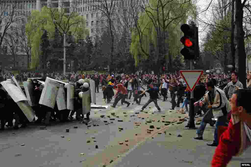 Moldavija - Protesti - Oko 10.000 demonstranata protestiralo je zbog neslaganja sa proklamovanim izbornim rezultatima koji su omogućili ubjedljivu pobjedu komunista na parlamentarnim izborima.