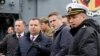Британский министр обороны Гэвин Уильямсон (второй справа) и украниский министр обороны Степан Полторак (третий справа), 21 декабря, Одесса