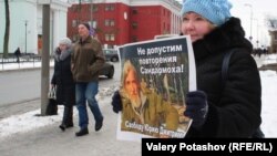 На одиночный пикет в поддержку Юрия Дмитриева вышла общественница Тамара Спектор-Оборина