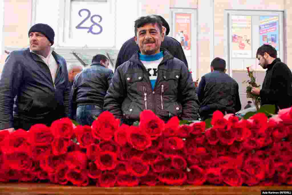 8 Mart - Beynəlxalq Qadınlar Günü münasibətiylə Bakının mərkəzində gül satan kişi