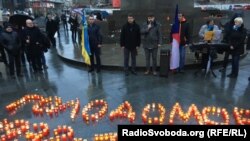 На Вацлавской площади в Праге около 100 активистов почтили память погибших во время Голодомора 1930-1933 годов, 25 ноября 2017 года