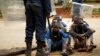Арыштаваныя зымбабвійцы чакаюць сваёй чаргі для зьяўленьня перад судом. Харарэ, 16 студзеня 2019