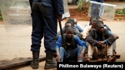 Policija privodi demonstrante, Harare