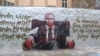 На портрете Путина в Берлине написали "Убийца и вор"