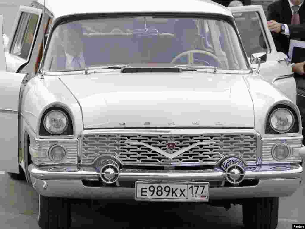 Russia -- President Dmitry Medvedev (R) and California Governor Arnold Schwarzenegger arrive in a vintage Soviet-era Chaika automobile at the Skolkovo technology centre on the outskirts of Moscow, 11Oct2010