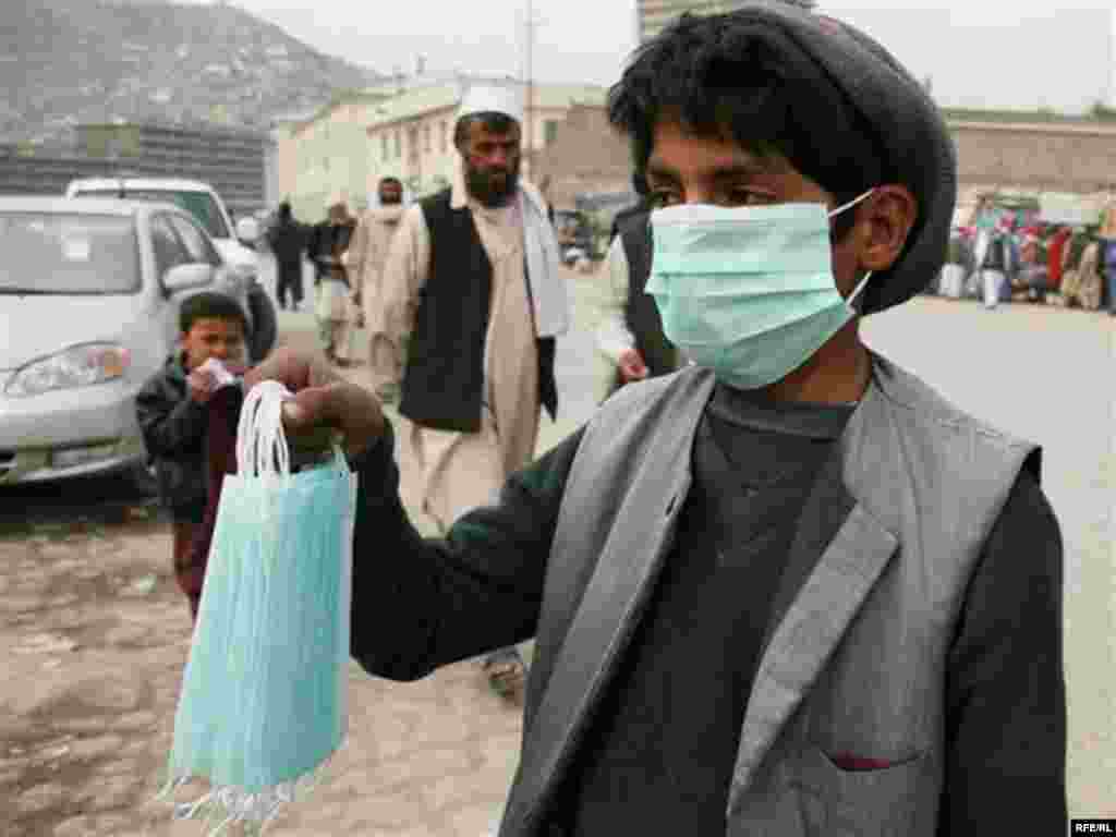 Afganistan - Ulična prodaja - Potražnja za maskama za preventivnu zaštitu je porasla...