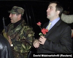 Первой "цветной революцией" в странах бывшего СССР стала "революция роз" в Грузии в ноябре 2003 года. Справа – ее лидер, будущий президент Грузии Михаил Саакашвили