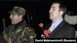  Младият Михаил Саакашвили излиза след среща с тогавашния президент Едуард Шеварднадзе по време на Революцията на розите, ноември 2003 година 