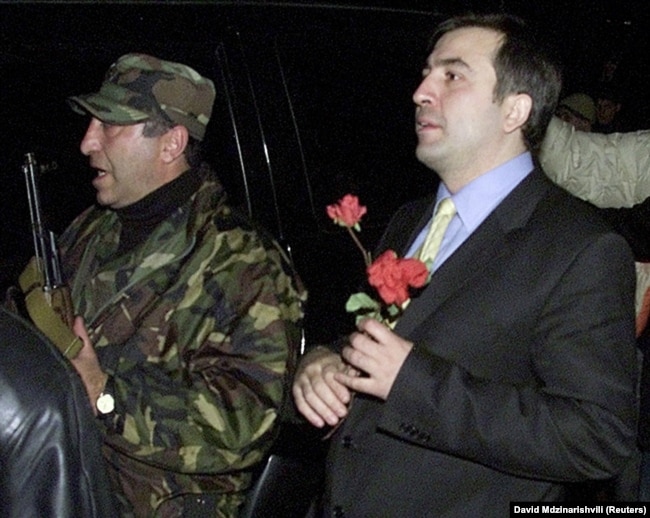 Михаил Саакашвили и те самые розы. Тбилиси, ноябрь 2003 года
