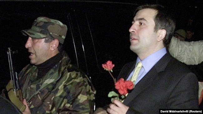 Младият Михаил Саакашвили излиза след среща с тогавашния президент Едуард Шеварднадзе по време на Революцията на розите, ноември 2003 г.