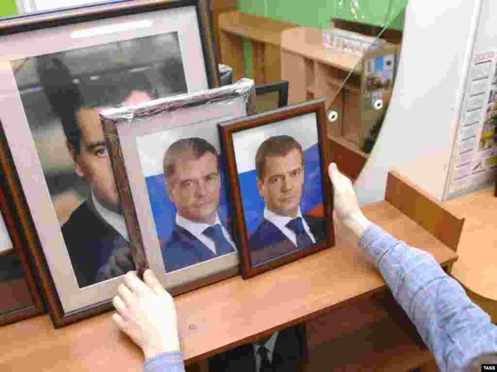 Portraits of Dmitry Medvedev offered for sale in a Moscow store. - Portraits of Dmitry Medvedev offered for sale in a Moscow store, 14 March 2008