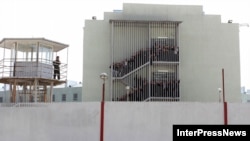 По мнению правозащитников, тюремная администрация предпочитает, чтобы управляли "смотрящие", чем брать ответственность на себя и устанавливать законный режим