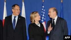 Слева направо: Глава МИД России Сергей Лавров, госсекретарь США Хиллари Клинтон, министр иностранных дел Франции Ален Жюппе в Париже во время встречи «Большой восьмерки», 14 марта 2011 г. 
