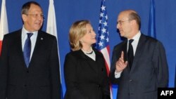 France -- Russian Foreign Minister Sergei Lavrov (L), U.S. Secretary of State Hillary Clinton and French Foreign Minister Alain Juppe pose for photo after a G8 powers meeting in Paris, 14Mar2011.