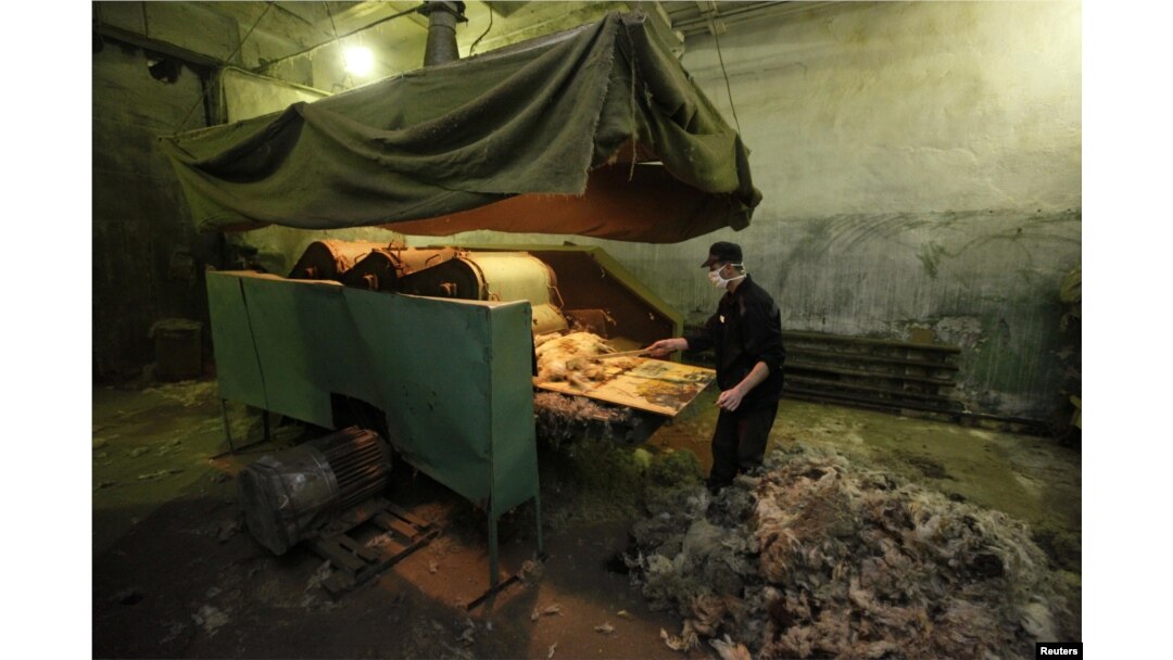 An inmate works at a Russian prison workshop manufacturing "valenki," traditional knee-high sheep-wool-felt footwear, at a high-security men's prison in the Siberian city of Krasnoyarsk. (file photo)