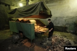 An inmate works at a Russian prison workshop manufacturing "valenki," traditional knee-high sheep-wool-felt footwear, at a high-security men's prison in the Siberian city of Krasnoyarsk. (file photo)