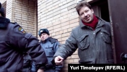 Алексея Козлова выводят из здания Пресненского суда