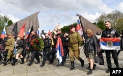 Članovi Noćnih vukova protestovali su ispred spomenika sovjetskom vojniku u Berlinu u maju 2017.