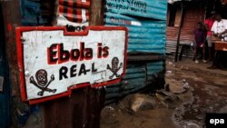 Знак еболи, встановлений перед будинком в районі Вест-Пойнт, Монровія, Ліберія, 25 вересня 2014 року