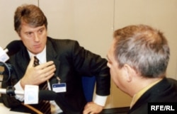 Експрем'єр-міністр Віктор Ющенко дає інтерв'ю Олександру Народецькому у Празі 5 червня 2003 року