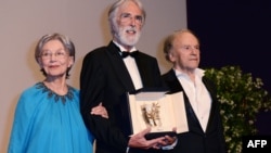 Regizorul austriac Michael Haneke, actrița Emmanuelle Riva și Jean-Louis Trintignant după anunțarea premiului