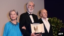 از راست: ژان لویی ترنتینیان در کنار میشائیل هانکه، فیلمساز اتریشی و امانوئل ریوا، هنرپیشه فرانسوی، پس از دریافت نخل طلای کن ۲۰۱۲ برای فیلم «عشق»