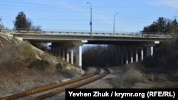 Мост над железнодорожной веткой