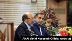 حمید میرزاده رئیس پیشین (چپ) و علی‌محمد نوریان سرپرست کنونی دانشگاه آزاد