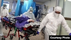 Медики в больнице для пациентов с коронавирусом в Иране.