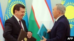 Президенты Узбекистана и Казахстана Шавкат Мирзияев и Нурсултан Назарбаев. Астана, 23 марта 2017 года.