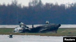 Обломки фюзеляжа потерпевшего катастрофу самолета "Фалькон", на борту которого 21 октября 2014 года погибли четыре человека 