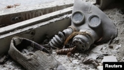 Детский противогаз в детсаду Припяти вблизи Чернобыльской АЭС, архивное фото