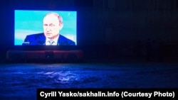 Трансляция выступления Владимира Путина на уличном экране. Озерск, Сахалин, 2016