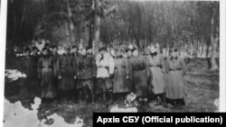 Українська повстанська армія. Ймовірно, сотня «Сіроманці», яка з 1943 року вела активні дії проти німецьких військ в Карпатах, на Рогатинщині та Львівщині. По центру шеф штабу ВО «Лисоня» – Володимир Якубовський «Бондаренко» (в пілотці) та ймовірно командир сотні Дмитро Карпенко – «Яструб» (в білому кожушку), весна 1944 року.