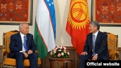 Кыргызстандын президенти Алмазбек Атамбаев менен Өзбекстандын президенти Ислам Каримов Бишкекте өткөн ШКУ саммитинин алдында. 12-сентябрь, 2013-жыл