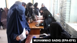 Gra afgane duke votuar gjatë zgjedhjeve parlamentare në Kandahar të Afganistanit, vitin e kaluar.