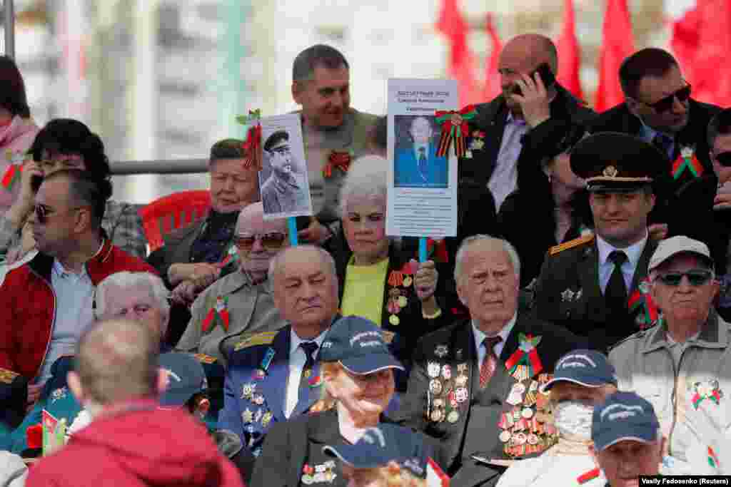 Некоторые ветераны пришли на парад, несмотря на слова Лукашенко, что он в этом году не &quot;удовлетворил просьбу ветеранов отвезти их не парад, опасаясь за их здоровье в связи с коронавирусом&quot;.