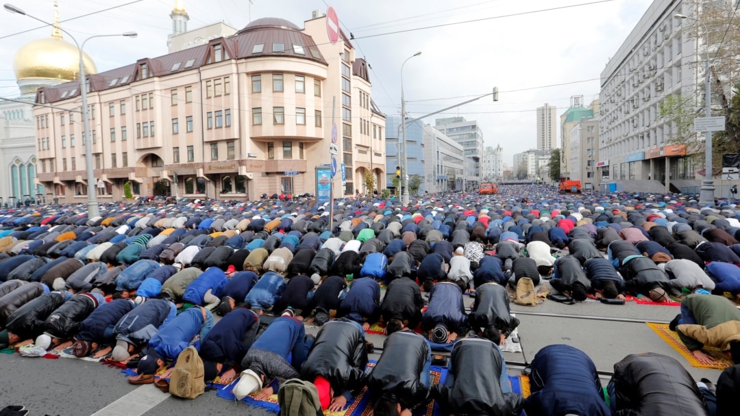 Anger In Russia Over Muslim Migrants Praying In Public