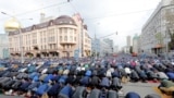 Muslimani prisustvuju zajedničkoj molitvi povodom Kurban-bajrama u blizini velike džamije u Moskvi. (arhivska fotografija)