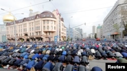 Muslimani prisustvuju zajedničkoj molitvi povodom Kurban-bajrama u blizini velike džamije u Moskvi. (arhivska fotografija)
