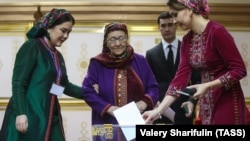 Мать председателя Халк Маслахаты Гурбангулы Бердымухамедова и бабушки президента Туркменистана Сердара Бердымухамедова - Огулабад эдже ( в центре) 