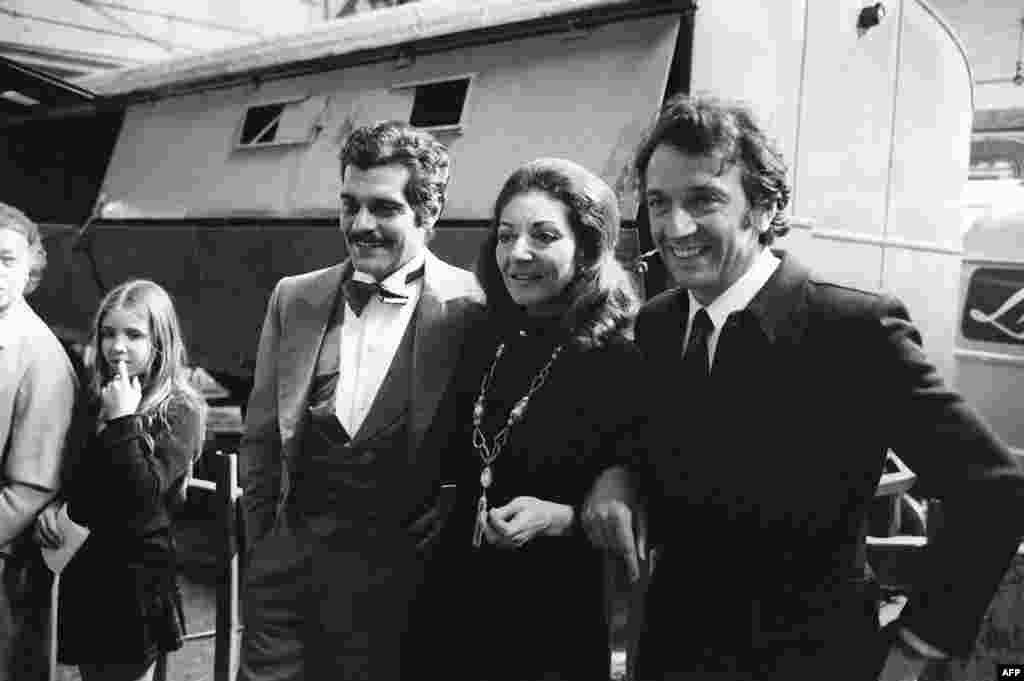 Egyptian actor Omar Sharif (left) and French actor Jean-Pierre Cassel (right) flank Maria Callas during the last rehearsal session of the &quot;Gala de l&#39;Union des Artistes&quot; in Paris on April 23, 1971