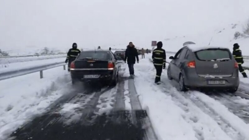 Španija: Vozači zaglavljeni u snežnoj mećavi