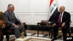 Государственный секретарь США Рекс Тиллерсон (слева) и премьер-министр Ирака Хайдер аль-Абади. Багдад, 23 октября 2017 года.